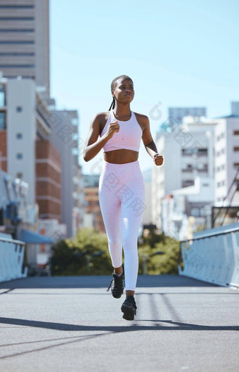 黑色的女人城市运行有氧运动健身培训锻炼锻炼城市城市在户外焦点动机健康强大的健康的非洲体育跑步者运动员冲刺小镇