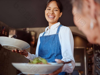 女服务员餐厅服务客户食物健康的沙拉服务微笑女人热情好客行业友好的笑快乐提供饮食餐午餐晚餐