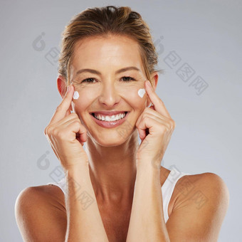 脸护肤品奶油成熟的女人安全健康健康灰色模型工作室背景肖像快乐健康的上了年纪的模型防晒霜化妆品美