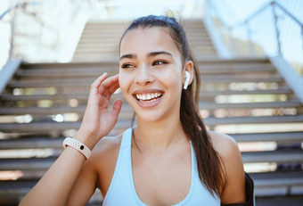 城市健身快乐女人<strong>音乐</strong>耳机<strong>培训</strong>动机锻炼城市哥伦比亚在户外体育运动员跑步者健康的人听音频有氧运动运行锻炼