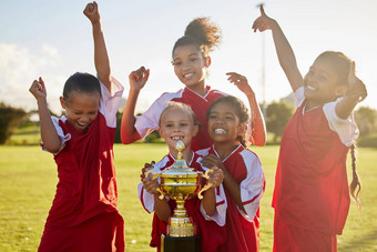 孩子们足球奖杯赢得团队体育竞争足球场庆祝活动目标赢得团队合作匹配在户外青年孩子们女孩俱乐部比赛游戏