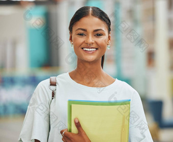 大学学生年轻的女人肖像大学学习研究教育校园快乐微笑很酷的基因女孩学习者考试书动机学术知识哥伦比亚