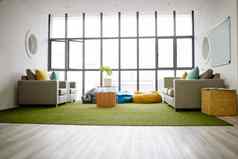 财产室内真正的房地产生活房间现代设计Zen大气明亮的展厅窗口安慰时髦的放松空生活空间舒适的家具舒适的空间