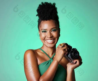 摄影相机肖像快乐黑色的女人站工作室绿色背景快乐微笑专业年轻的非洲有创意的女摄影师南非洲