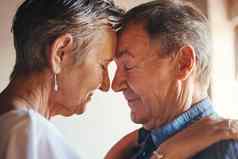 爱支持上了年纪的夫妇拥抱承诺理解首页健康亲密的浪漫的老年人享受灵魂伴侣连接成键感情浪漫
