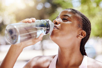 女人锻炼喝水户外运行培训夏天夫人锻炼瓶水合作用太阳跑步者公园瓶健康健康美