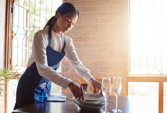 餐厅女服务员清洁菜表格餐客户服务用餐者工作食物行业服务员清算脏盘子眼镜剩饭剩菜清洁晚餐表格