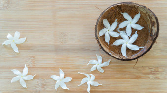白色花水碗椰子木背景