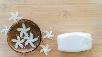 白色肥皂白色花椰子碗水疗中心治疗背景