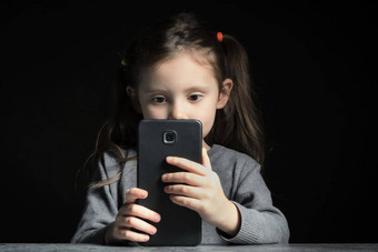 问题孩子们上瘾小工具在线屏幕时间女孩屏幕大智能手机黑色的背景