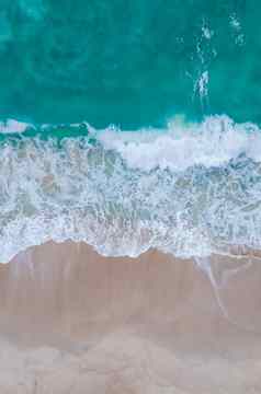 前视图热带海滩波蓝色的海洋无人机空中视图自由海滩普吉岛