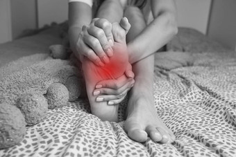 女人痛苦脚疼痛脚疼痛按摩痛苦的脚腿抽筋疼痛腿肌肉痉挛