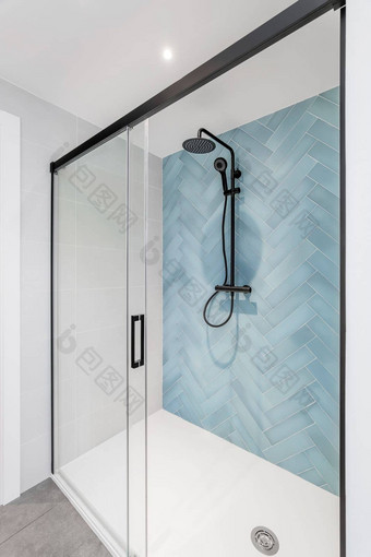 白色浴室玻璃淋浴墙装饰人字瓷砖苍白的蓝色的黑色的淋浴系统外壳黑暗不光滑的框架滑动玻璃通过明亮的现代时尚的浴室