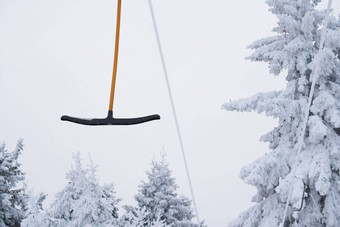 部分滑雪电梯背景华丽的冬天景观瓦瑟库佩山rhen海塞德国神奇的<strong>高大</strong>松树雪冷杉覆盖雪冰地平线创建错觉合并多云的天空雾涵盖了空间可见距离