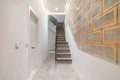 石头楼梯木栏杆领先的地板上明亮的走廊光现代时尚的走廊白色通过装饰修剪灰色的砖墙光棕色（的）框架