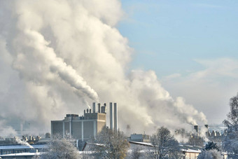 环境问题污染环境空气城市吸烟工业区工厂烟囱视图大植物吸烟管道烟纸行业运行一天一年照片12月空气污染城市烟烟囱蓝色的天空背景