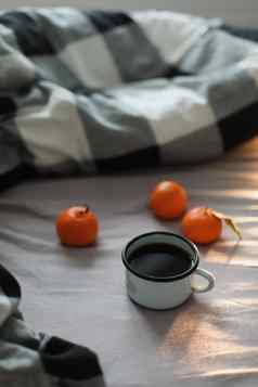 冬天舒适的概念杯咖啡橘子床上复制空间平躺前视图