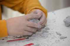 图像教育游戏找到化石小考古学家孩子们的手挖掘