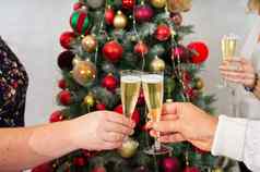一年圣诞节庆祝活动手持有眼镜香槟