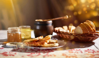 Jar甜蜜的蜂蜜表格花园苹果碗滴刷勺子玻璃Jar奶酪玫瑰新鲜的面包明亮的光美丽的装饰有创意的照片桶木表格花园花早餐美味的食物