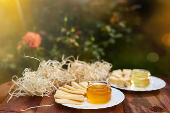 Jar甜蜜的<strong>蜂蜜</strong>奶酪玫瑰新鲜的面包明亮的光美丽的装饰有<strong>创意</strong>的照片桶木表格花园花早餐美味的食物