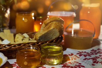 Jar甜蜜的蜂蜜表格花园苹果碗滴刷勺子玻璃Jar奶酪玫瑰新鲜的面包明亮的光美丽的装饰有创意的照片桶木表格花园花早餐美味的食物