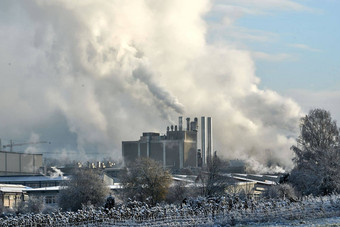 环境问题污染环境空气城市吸烟工业区工厂烟囱视图大植物吸烟管道烟纸行业运行一天一年照片12月空气污染城市烟烟囱蓝色的天空背景