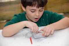 图像教育游戏找到化石小考古学家孩子们的手挖掘