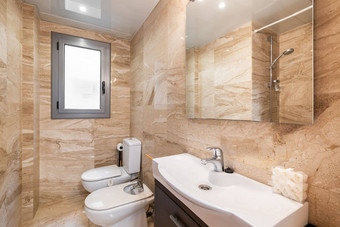 浴室摘要大理石平铺的墙明亮的日光小窗口墙照亮整个房间镜子水槽反映了淋浴区域脸盆坐浴盆厕所。。。<strong>纯白色</strong>