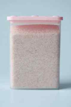 生干粉红色的喜玛拉雅盐容器白色