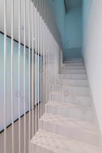 美丽的白色楼梯地板上软蓝色的照明原始设计解决方案落地栅栏使金属白色棒效果失重