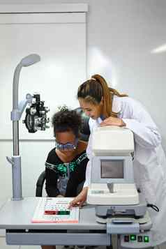眼科医生检查孩子视力眼科学测量信测试视觉敏度