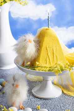 传统的复活节正统的凝乳蛋糕黄色的花蓝色的天空