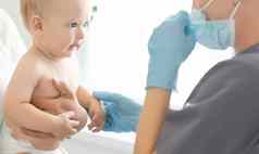 儿科医生使疫苗接种小男孩