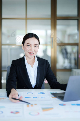 肖像深思熟虑的亚洲女商人金融<strong>语句</strong>使市场营销计划电脑桌子上