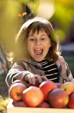 肖像健康的女孩吃大红色的苹果有吸引力的高加索人女孩苹果孤立的绿色背景女学生微笑苹果新鲜的水果情感肖像