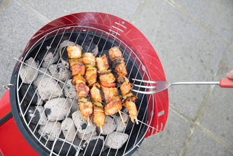 男人。翻转鸡串烧烤烧烤热煤夏天美味佳肴