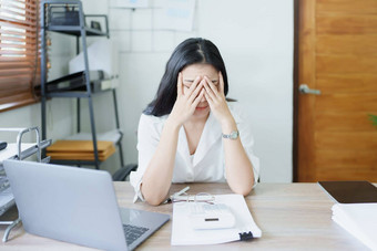 肖像锻造业务老板女人电脑金融<strong>语句</strong>焦虑表达式扩大市场增加能力投资业务