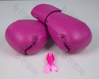 <strong>粉</strong>红色的拳击手套<strong>粉</strong>红色的丝绸丝带白色背景乳房癌症概念