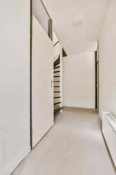 走廊白色墙白色门楼梯