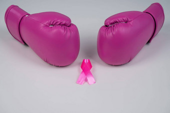 <strong>粉</strong>红色的拳击手套<strong>粉</strong>红色的丝绸丝带白色背景乳房癌症概念
