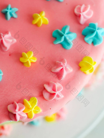 粉红色的周年纪念日生日磨砂糖衣滴蛋糕白色背景