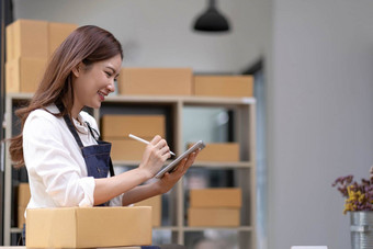 成功的企业家业务女人在线销售包裹航运首页办公室准备包裹盒子产品交付客户