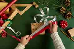 前视图女人选择丝带系圣诞节现在包装包装纸鹿模式