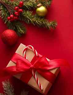 圣诞节礼物拳击一天传统的假期礼物平躺经典圣诞节礼物盒子红色的背景包装现在节日饰品装饰假期平铺