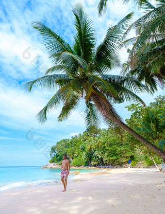 年轻的但走海滩热带素林海滩<strong>普吉岛</strong>南部泰国