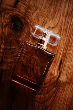 经典香水瓶自然木背景优雅的香味奢侈品气味