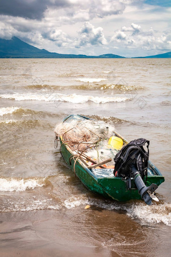 钓鱼船海岸湖火山背景钓鱼船湖尼加拉瓜概念钓鱼船停海边钓鱼船海岸湖