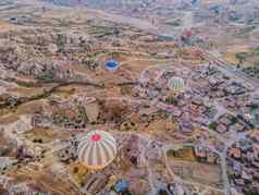 色彩斑斓的热空气气球飞行仙女烟囱谷内夫谢希尔goreme卡帕多西亚火鸡壮观的全景无人机视图地下城市不断膨胀的旅游高质量