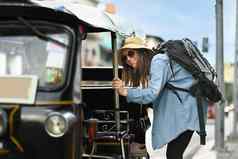 图像高加索人女人旅游当地的嘟嘟车嘟嘟车出租车探索城市泰国